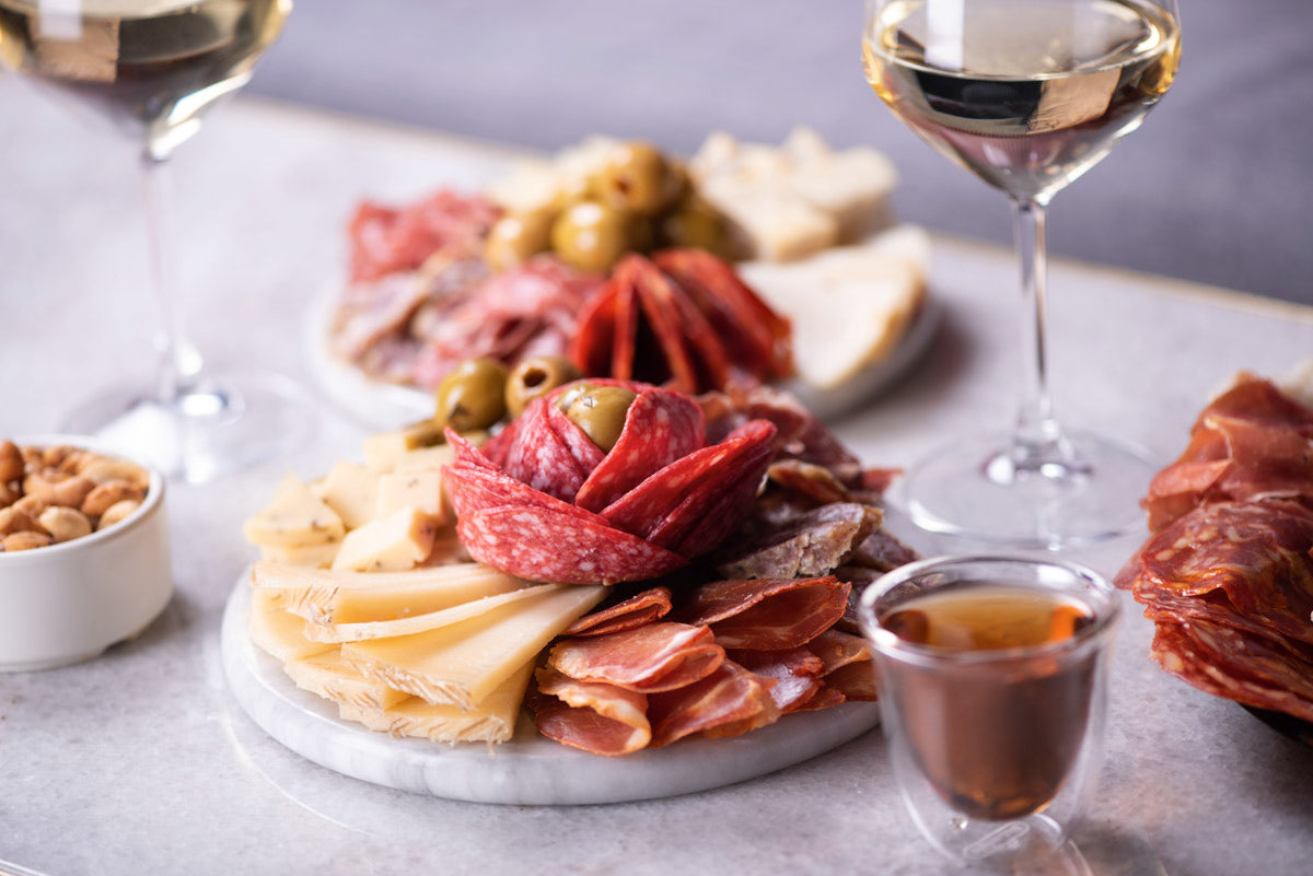 Tarde de quesos y carnes frías en la Terraza Palacio. Conoce qué es la charcutería.